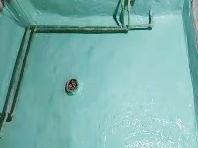 廁所地面刷防水：作防水前，一定要把需要作防水的墻面和地面打掃干凈，否則，再好的防水劑也起不到防水的作用。一般的墻面防水劑要刷到30厘米的高度。地面要全部刷到，而且必須等第一遍干了后，才能刷第二遍。防水重點位置：墻角位置，要多刷1－2遍。下水管周圍，要多刷1－2遍。防水做完了，不要以為就沒有事了，還要“開閘放水”，試水。試水一試就是24個小時，看周圍墻面有沒有滲水現(xiàn)象
