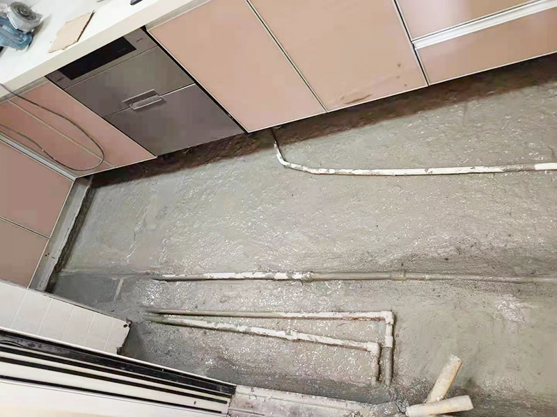 廚房地面埋管找平：一般房屋的地面上有比較凸出的地方，可以采用旋轉(zhuǎn)平磨的方式將高的地方打磨下去前提是下邊沒(méi)有管道。如果高的地方不打磨，那么找平出來(lái)的地面就會(huì)出現(xiàn)由齒刮刮出來(lái)的地面在高的地方同樣留下了同樣多的水泥，最后找出來(lái)的地面好是高的地方依然高，低的地方依然低。同時(shí)打磨還能節(jié)約不少的用料，這是地面找平中一個(gè)很重要的步驟。