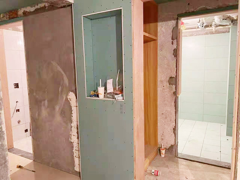 客廳整體裝修翻新：在舊房翻新中最先實(shí)施的是主題拆除，其中主要包括墻面、地面、門窗、水路、電路等各方面的拆除。在拆除過程中，廚衛(wèi)的墻磚鏟除中防水層是極易被損壞的，所以裝修在墻面抹灰完成后一定要重新做防水。拆改會(huì)產(chǎn)生許多的垃圾，要及時(shí)清理，同時(shí)老房翻新過程中時(shí)刻保持室內(nèi)的清潔，這對(duì)于施工也是非常方便的。 第二步就是結(jié)構(gòu)的改造啦。舊房翻新業(yè)主們?cè)谧鼋Y(jié)構(gòu)優(yōu)化時(shí)，廚房、衛(wèi)生間在包立管時(shí)一定要留有檢查口以便維修，舊房的承重墻一定不能拆除否則造成安全隱患。 接下來就是隱蔽工程的實(shí)施了。其中包括檢查吊頂內(nèi)的供水、空調(diào)