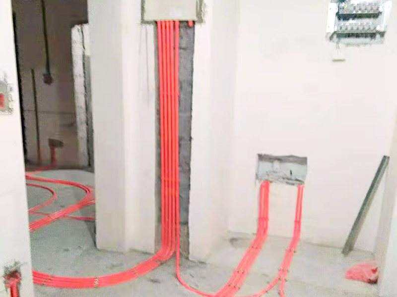 全屋電路布線：首先根據(jù)實(shí)際情況定位，定位完成后，電工根據(jù)定位和電路走向，開布線槽，線路槽很有講究，要橫平豎直，不過，規(guī)范的做法，不允許開橫槽，因?yàn)闀绊憠Φ某惺芰?。布線一般采用線管暗埋的方式。線管有冷彎管和PVC管兩種，冷彎管可以彎曲而不斷裂，是布線的最好選擇，因?yàn)樗霓D(zhuǎn)角是有弧度的，線可以隨時更換，而不用開墻。冷彎管要用彎管工具，弧度應(yīng)該是線管直徑的10倍，這樣穿線或拆線，才能順利。
