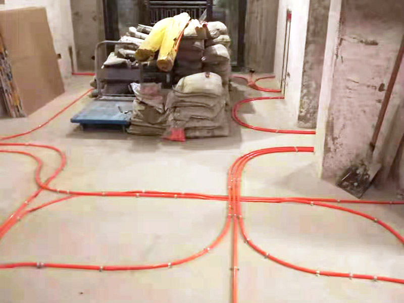 全屋電路布線：首先根據(jù)實(shí)際情況定位，定位完成后，電工根據(jù)定位和電路走向，開布線槽，線路槽很有講究，要橫平豎直，不過，規(guī)范的做法，不允許開橫槽，因?yàn)闀绊憠Φ某惺芰?。布線一般采用線管暗埋的方式。線管有冷彎管和PVC管兩種，冷彎管可以彎曲而不斷裂，是布線的最好選擇，因?yàn)樗霓D(zhuǎn)角是有弧度的，線可以隨時更換，而不用開墻。冷彎管要用彎管工具，弧度應(yīng)該是線管直徑的10倍，這樣穿線或拆線，才能順利。