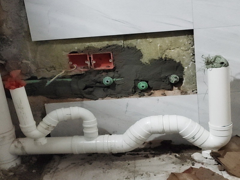 衛(wèi)生間水電改造：電路工程時，必須先安裝管道，然后再通過布線，以便在日后更換時布線不動。 通過管子不能用軟管防止死角。 沿方向在墻或地面上創(chuàng)建凹槽。 側溝會損害建筑物整體的負荷，抗震性能降低，墻面容易破碎，因此溝槽的開口部分不允許超過30cm。 測試水路壓力，檢查合格后留出回路的施工圖。 圖形必須與實際匹配。 圖紙還應當標明布線規(guī)格和開關，插座的位置。
