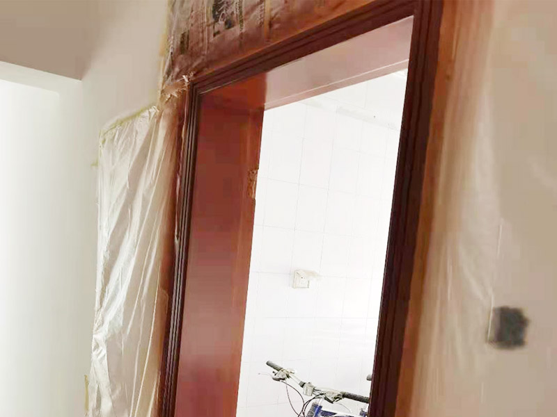 門框刷漆維修：把木門上面的把手等裝飾品都卸下來(lái)，防止下一步作業(yè)時(shí)劃傷手，也有利于均勻涂刷木門油漆。用粗砂紙把需要刷油漆的地方都打磨一遍，注意轉(zhuǎn)角的地方不要打磨的太厲害，保持木門原來(lái)的形狀。把刷完一遍漆的木門放置四到五個(gè)小時(shí)，等油漆干透。木門油漆干透后，拿細(xì)砂紙把木門從頭到尾再打磨一遍。這一次打磨是為了把油漆上刷的不均勻的地方打磨平，利于后面繼續(xù)刷漆。刷漆第二和三遍把把手等步卸下來(lái)的裝飾物安裝回去。