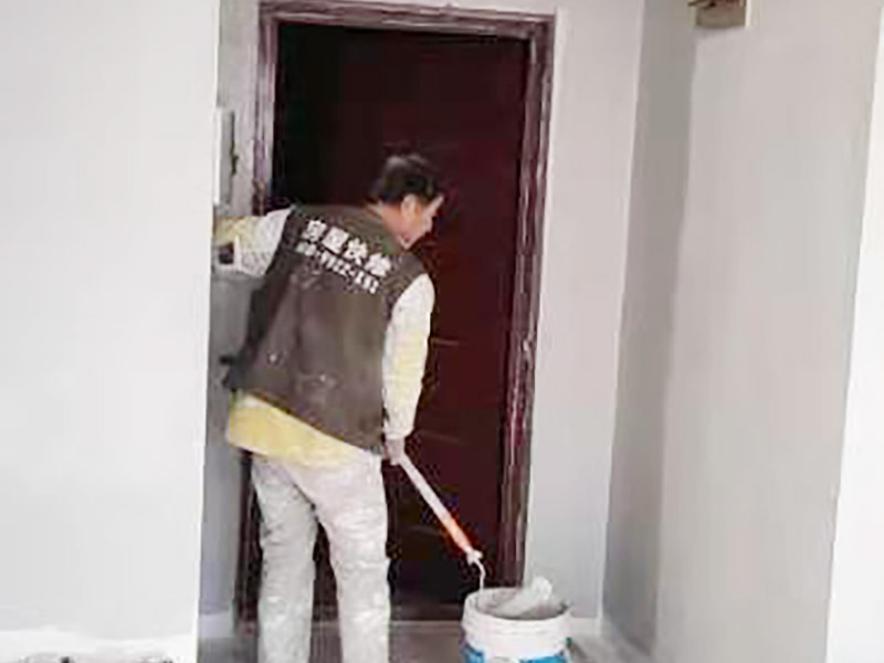 墻面刷墻固施工：1.將墻面清潔干凈，抹灰。 2.然后用石膏在墻面找平，批刮膩?zhàn)印?3.將抹過膩?zhàn)拥膲γ孀錾把a(bǔ)。 4.涂一層防水膩?zhàn)訉?，再滾涂?jī)杀槿槟z漆。 5.最后將腳線和其他處油漆清理干凈，檢查墻面。