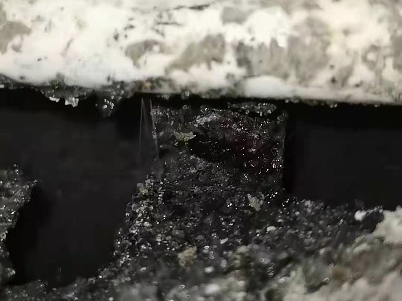 墻內(nèi)水管漏水更換：墻內(nèi)水管漏水，鑿開墻找到漏水點徹底修理好。另外，也可以水電工人先看看什么情況。衛(wèi)生間穿墻管道周邊破壞防水層，但根本就沒有對防水層認真認真修復(fù)，漏水隱患很大。穿墻套管漏水有地面上穿墻套管和地面下穿墻套管。