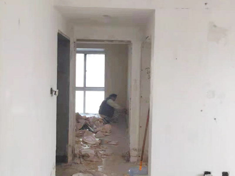 墻面撕舊墻紙：要粘貼新墻紙，最好就是將舊墻紙剝除，這樣可以使得新墻紙更加結(jié)實(shí)的粘在墻上。但也可以在舊墻紙上鋪新墻紙，但這種做法有時(shí)并不是個(gè)好主意，因?yàn)檎澈蟿┦艹焙?，?huì)導(dǎo)致新舊墻紙一起從墻面脫落。此外，若用新墻紙覆蓋接縫處的舊墻紙，重疊的印記將顯露在新墻紙上。如果由于情況需要，您仍然希望在舊墻紙上貼新墻紙，那么您應(yīng)該先把接縫打磨平整，將松散的墻紙條撕掉，并將舊墻紙銜接處的松散邊緣重新粘貼在墻壁上，然后再開(kāi)始貼新的墻紙。