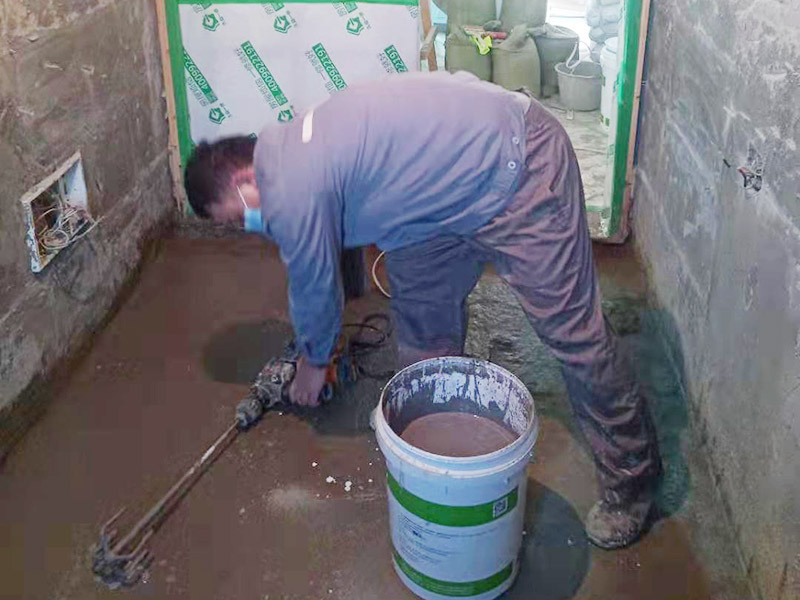 調(diào)制水泥地面找平： 一般房屋的地面上有比較凸出的地方，可以采用旋轉(zhuǎn)平磨的方式將高的地方打磨下去前提是下邊沒(méi)有管道。如果高的地方不打磨，那么找平出來(lái)的地面就會(huì)出現(xiàn)由齒刮刮出來(lái)的地面在高的地方同樣留下了同樣多的水泥，最后找出來(lái)的地面好是高的地方依然高，低的地方依然低。同時(shí)打磨還能節(jié)約不少的用料，這是地面找平中一個(gè)很重要的步驟。