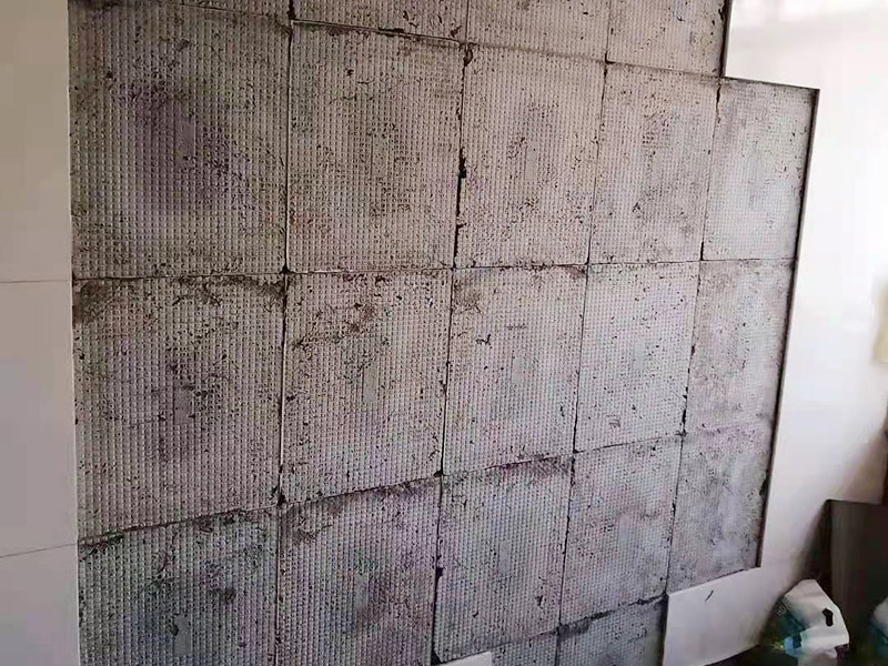 衛(wèi)生間地面防水：首先，用小金屬榔頭敲墻面、地面，如果發(fā)現(xiàn)“噗噗”的空聲，意味著里面有空鼓，必須把空鼓部分全部敲掉。然后仔細清理四個墻面基層和地面，拔掉鐵釘，清理雜土垃圾，好用清水沖洗一遍，然后待其干燥。衛(wèi)生間各種下水管能不改動，盡量不要去改動；萬一要改動，千萬不能用水泥沙漿去填孔隙，一定要堵漏王分三次去填。