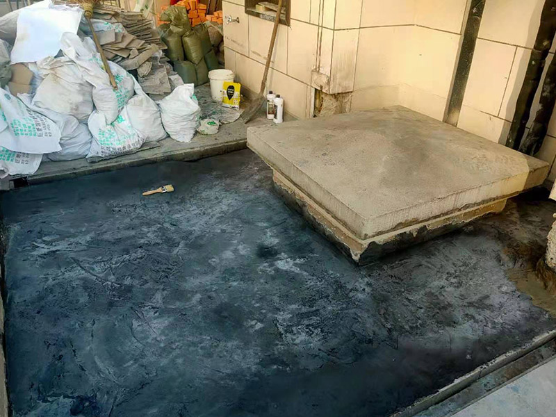 屋面高彈涂刷：清理基層，施工前要將基層表面的塵土和雜物清理干凈，然后用熱熔法改性瀝青卷材對(duì)防水層施工前在水落口、管根、陰陽(yáng)角等細(xì)部先做好附加層。熱熔封邊，用噴槍將卷材搭接處加熱，讓其粘結(jié)牢固，然后涂刷第一遍防水涂料。防水施工前要先保證地面干凈、干燥，防水涂料要滿涂，確保無(wú)遺漏，與基層結(jié)合要牢固，無(wú)裂紋和氣泡等，防水涂料厚度要達(dá)到產(chǎn)品規(guī)定的要求。