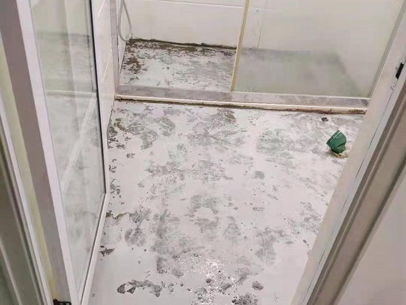浴室貼磚裝修翻新：在鋪貼瓷磚前，我們要先把還沒涂抹水泥的地磚鋪在地上，并敲平，然后在地磚上涂滿水泥，鋪在地面，鋪地磚的過程中要對齊四塊磚的對角位置。   另外，在鋪貼瓷磚時也要講究鋪貼順序，在鋪地磚時應從內向外貼，有坡度或地漏的地方，要注意排水方向找坡，而墻面磚應從下往上貼，底層的瓷磚要最后貼，這樣鋪貼出來才美觀，我們鋪完地磚后還要壓地磚。