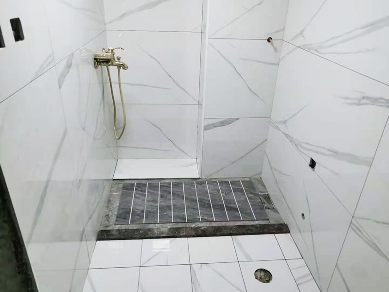 浴室貼磚裝修翻新：在鋪貼瓷磚前，我們要先把還沒涂抹水泥的地磚鋪在地上，并敲平，然后在地磚上涂滿水泥，鋪在地面，鋪地磚的過程中要對齊四塊磚的對角位置。   另外，在鋪貼瓷磚時也要講究鋪貼順序，在鋪地磚時應從內向外貼，有坡度或地漏的地方，要注意排水方向找坡，而墻面磚應從下往上貼，底層的瓷磚要最后貼，這樣鋪貼出來才美觀，我們鋪完地磚后還要壓地磚。
