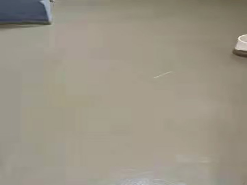 地面找平貼磚裝修：現(xiàn)在比較普遍的地面磚鋪貼方法就是濕鋪法，這種鋪貼方法與干鋪法不同之處在于將1：3的干性水泥漿替換成水泥沙漿和普通水。需要注意的是這種鋪貼法在鋪貼過程中容易產(chǎn)生氣泡和空鼓，這樣就會影響地磚的使用壽命。也是因為這種原因使其價格便宜，操作簡單。地磚鋪貼方法之波打線鋪法：這種鋪貼法也稱花邊或波導線、邊線等。這種鋪貼法主要用在地面周邊或者玄關(guān)等處，是作為樓地面沿墻邊四周所做的裝飾線，寬度不一樣。
