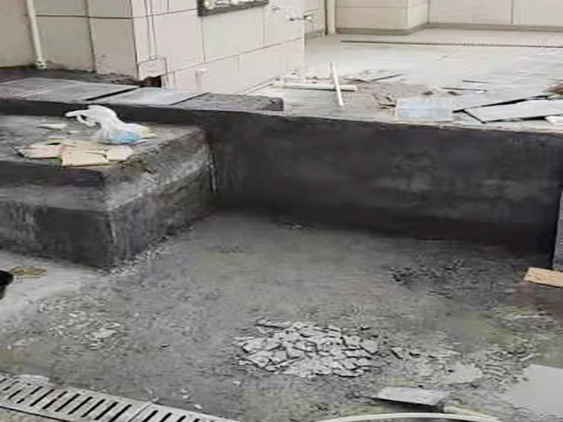 陽(yáng)臺(tái)地面處理施工:防水能力差、表面比較光滑且不具備防滑能力的瓷磚，鋪裝在陽(yáng)臺(tái)地面上是比較危險(xiǎn)的事情。如果特別需要在陽(yáng)臺(tái)地面鋪設(shè)瓷磚的話，建議盡量選用亞光面、光線反射率較低、同時(shí)具有防凍、防水、防滑等特點(diǎn)的瓷磚進(jìn)行陽(yáng)臺(tái)的地面鋪設(shè)。 　