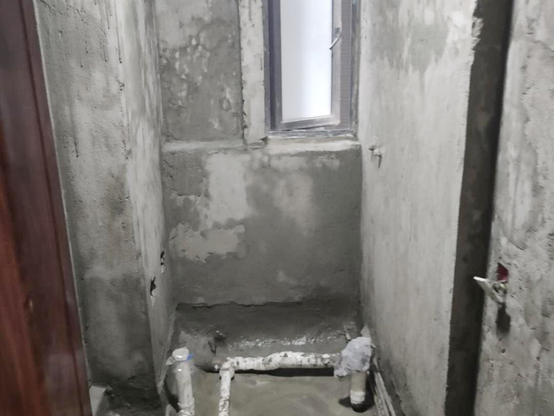 衛(wèi)生間防水找平:在進行防水處理之前，一定先找平地面。找平層施工方法：基面有空隙、裂縫、不平等缺陷的，用水泥砂漿修補抹平。使基面必須堅固、平整、干凈、無灰塵、油膩、蠟、脫模劑等以及其他碎屑物質。找平層干燥后方可進行防水層施工，施工期間應防火、防水。防水層完成后，要進行成品保護，不得上人走動。