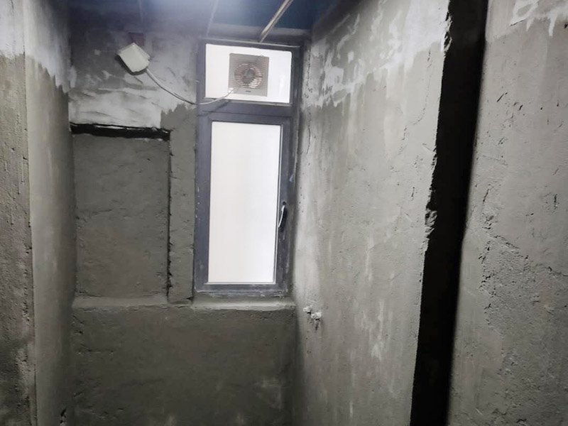 衛(wèi)生間防水找平:在進行防水處理之前，一定先找平地面。找平層施工方法：基面有空隙、裂縫、不平等缺陷的，用水泥砂漿修補抹平。使基面必須堅固、平整、干凈、無灰塵、油膩、蠟、脫模劑等以及其他碎屑物質。找平層干燥后方可進行防水層施工，施工期間應防火、防水。防水層完成后，要進行成品保護，不得上人走動。
