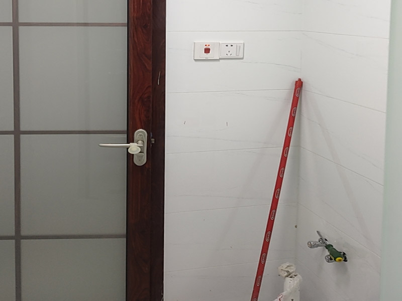 衛(wèi)生間裝修翻新：衛(wèi)生間改造中水電的改造尤為重要且需要最早開始著手，由于會涉及到浴霸采暖、燈光的線路走向、水管的入墻等問題，所以在改造之前需制定一個詳細的水電走向設計，從而提高安全質量以及滿足裝修業(yè)主們生活的需要。其次就是需要對其做相應的防水處理。因為在日常的家庭中，衛(wèi)生間的水是處處可見的，非常潮濕。衛(wèi)生間內的防水涂料是由地面延伸到墻面的，涂刷過程中精良的保證厚度均勻。還需要處理好地面和墻面交界處的各類管件的涂刷。待防水處理完全確定后，等待地面干透就可以做后續(xù)的工程了。接下來就是貼瓷磚了。衛(wèi)生間改造中貼瓷磚不僅僅會有裝飾作用還能加強墻面和地面的防水效果。
