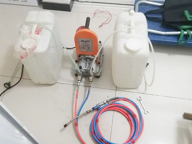 地面漏水維修：判斷地面滲水的方法：只要地面用水，樓下就有滲漏水現(xiàn)象，地面不使用水時(shí)，樓下不再滲漏水?！∫话闼軡B漏水量大，并且有持續(xù)性；往地漏，手盆，坐便倒水即可判斷下水管沒(méi)有問(wèn)題，如果衛(wèi)生間連續(xù)幾天都沒(méi)使用水，但是還有滲漏水現(xiàn)象，并且滲漏水沒(méi)有減輕，即為上水管問(wèn)題?！?如果衛(wèi)生間是防水層滲漏水，而不是上下水管漏水的情況。都是不需要刨瓷磚就可以維修好的了?！　?維修方法很簡(jiǎn)單就是使用新型的滲透型防水劑在衛(wèi)生間表面再做遍防水，讓水不進(jìn)入地下，直接從水道流走。