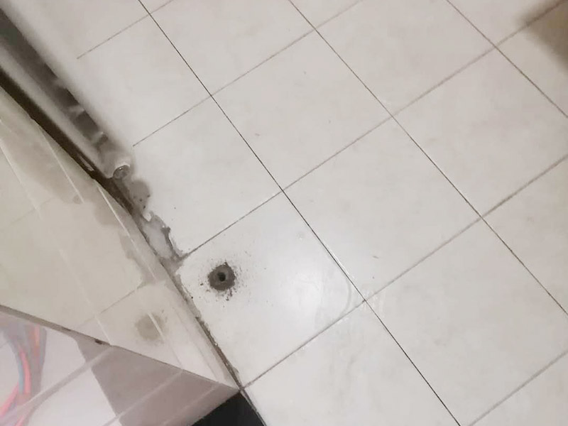 地面漏水維修：判斷地面滲水的方法：只要地面用水，樓下就有滲漏水現(xiàn)象，地面不使用水時(shí)，樓下不再滲漏水?！∫话闼軡B漏水量大，并且有持續(xù)性；往地漏，手盆，坐便倒水即可判斷下水管沒(méi)有問(wèn)題，如果衛(wèi)生間連續(xù)幾天都沒(méi)使用水，但是還有滲漏水現(xiàn)象，并且滲漏水沒(méi)有減輕，即為上水管問(wèn)題?！?如果衛(wèi)生間是防水層滲漏水，而不是上下水管漏水的情況。都是不需要刨瓷磚就可以維修好的了?！　?維修方法很簡(jiǎn)單就是使用新型的滲透型防水劑在衛(wèi)生間表面再做遍防水，讓水不進(jìn)入地下，直接從水道流走。