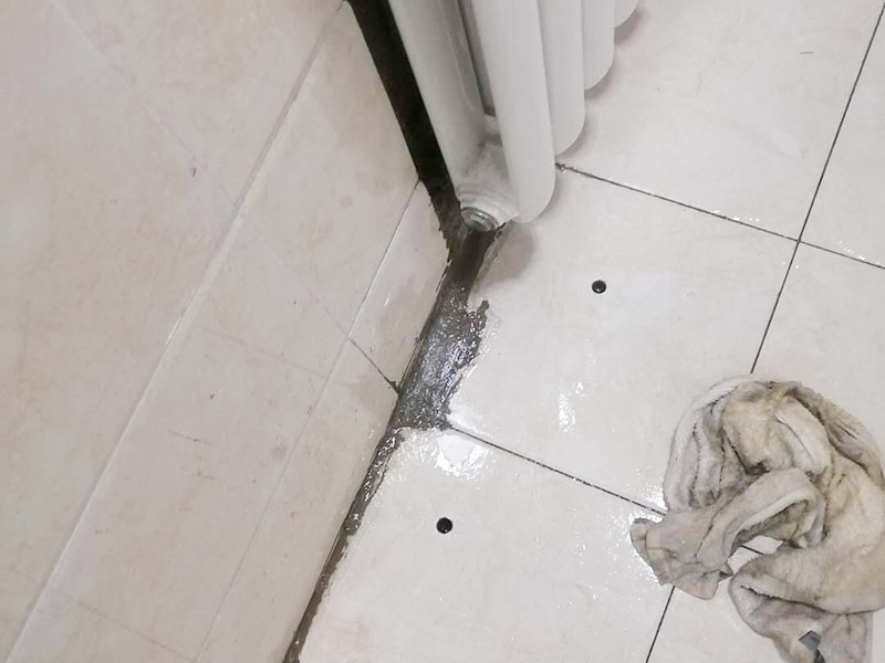地面漏水維修：判斷地面滲水的方法：只要地面用水，樓下就有滲漏水現(xiàn)象，地面不使用水時(shí)，樓下不再滲漏水?！∫话闼軡B漏水量大，并且有持續(xù)性；往地漏，手盆，坐便倒水即可判斷下水管沒(méi)有問(wèn)題，如果衛(wèi)生間連續(xù)幾天都沒(méi)使用水，但是還有滲漏水現(xiàn)象，并且滲漏水沒(méi)有減輕，即為上水管問(wèn)題?！?如果衛(wèi)生間是防水層滲漏水，而不是上下水管漏水的情況。都是不需要刨瓷磚就可以維修好的了?！　?維修方法很簡(jiǎn)單就是使用新型的滲透型防水劑在衛(wèi)生間表面再做遍防水，讓水不進(jìn)入地下，直接從水道流走。