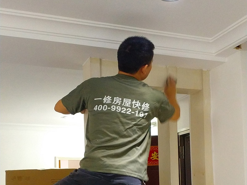 剛?cè)胧值亩址堪l(fā)現(xiàn)補(bǔ)墻皮脫落，自己動(dòng)手修補(bǔ)妙招有哪些