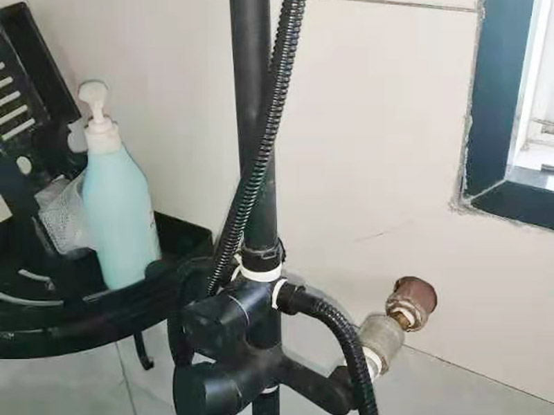 花灑角閥維修：首先關水管總閘，讓斷掉處的水管內的水流干?？梢钥吹綌嘣诶锩娴?ldquo;外絲斷頭管”，在斷頭管的一處固定好鋸條在斷頭管內壁的位置，用手來回鋸，根據斷頭管的壁厚，為了防止鋸壞外層的內絲直接，在快要鋸到外層的“內絲直接”時，拿出鋸條，大概鋸10分鐘左右就差不多了。 查看內絲接頭是否完好無開裂,如果有開裂先更換內絲接頭,也可加膠墊解決漏水問題;接頭沒問題,直接更換一個新角閥即可,角閥并不貴,建議要購買銅質角閥。