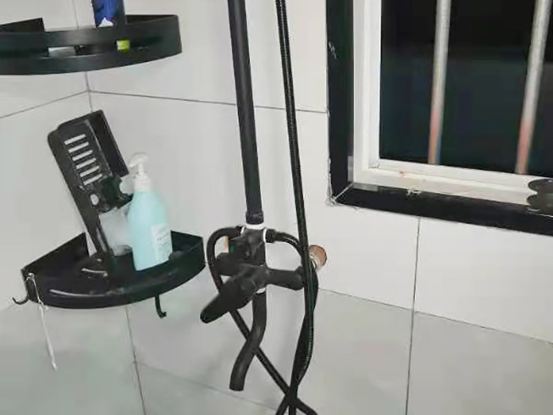 花灑角閥維修：首先關水管總閘，讓斷掉處的水管內的水流干?？梢钥吹綌嘣诶锩娴?ldquo;外絲斷頭管”，在斷頭管的一處固定好鋸條在斷頭管內壁的位置，用手來回鋸，根據斷頭管的壁厚，為了防止鋸壞外層的內絲直接，在快要鋸到外層的“內絲直接”時，拿出鋸條，大概鋸10分鐘左右就差不多了。 查看內絲接頭是否完好無開裂,如果有開裂先更換內絲接頭,也可加膠墊解決漏水問題;接頭沒問題,直接更換一個新角閥即可,角閥并不貴,建議要購買銅質角閥。