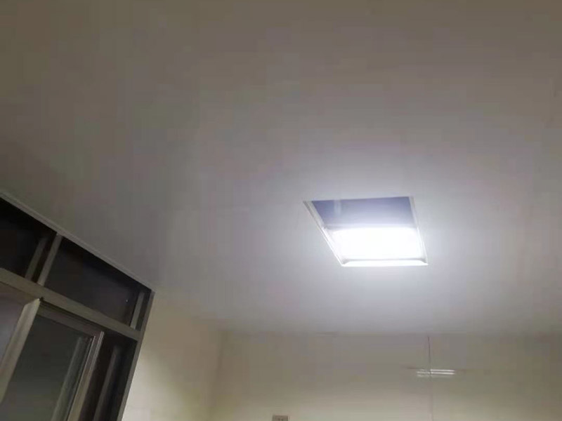 集成吊頂安裝：在鉆孔內(nèi)旋入膨脹管螺桿，保證吊頂與屋頂之間的夾層高度大于25厘米，螺桿與天花板的連接是整個(gè)吊頂?shù)陌惭b基礎(chǔ)，螺桿必須與天花板保持垂直并固定住，各個(gè)螺桿務(wù)必保持平行，通常使用六根螺桿便可承擔(dān)起整個(gè)集成吊頂?shù)闹亓俊?龍骨搭建完成、油煙機(jī)口預(yù)留好就可以安裝扣板了，要先將扣板四邊的膜掀起，不用完全撕掉可以按照膜上的箭頭進(jìn)行同方向安裝。