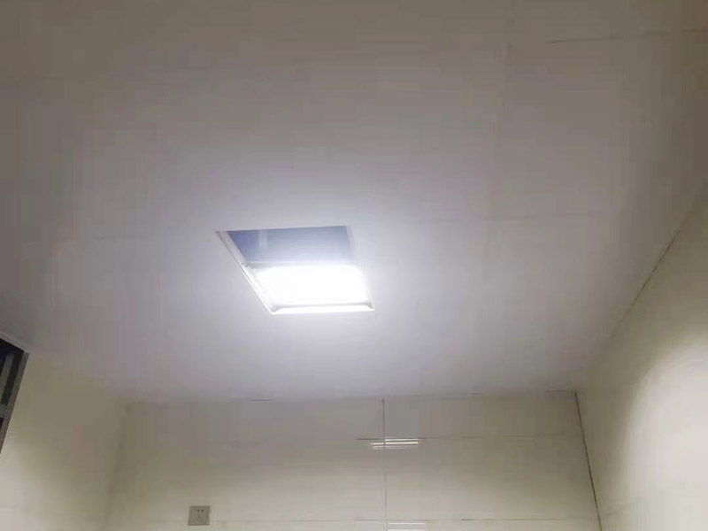 集成吊頂安裝：在鉆孔內(nèi)旋入膨脹管螺桿，保證吊頂與屋頂之間的夾層高度大于25厘米，螺桿與天花板的連接是整個(gè)吊頂?shù)陌惭b基礎(chǔ)，螺桿必須與天花板保持垂直并固定住，各個(gè)螺桿務(wù)必保持平行，通常使用六根螺桿便可承擔(dān)起整個(gè)集成吊頂?shù)闹亓俊?龍骨搭建完成、油煙機(jī)口預(yù)留好就可以安裝扣板了，要先將扣板四邊的膜掀起，不用完全撕掉可以按照膜上的箭頭進(jìn)行同方向安裝。