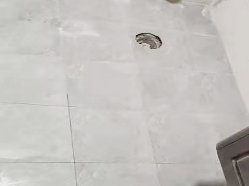 衛(wèi)生間防水貼磚裝修:首先就要搞清楚，防水不是只做一遍就可以的。一般的防水施工要做2到3遍，而且防水的順序也是有講究的，比如，要先做完墻面防水再貼墻磚，其次才可以做地面防水，再貼地磚。因?yàn)榈孛娼?jīng)常會(huì)踩來(lái)踩去，地面防水如果先做了會(huì)很容易踩壞。