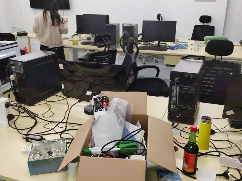 辦公室電路排線改造:首先，要想實(shí)現(xiàn)辦公室電腦和相關(guān)辦公設(shè)備信息接口的連網(wǎng)，并保證其可靈活使用性，使用穩(wěn)定性，臨時(shí)使用性，外觀美觀性。信息點(diǎn)的多少以及以后出現(xiàn)問題能否便于維護(hù)是進(jìn)行辦公室網(wǎng)絡(luò)布線必需要考慮的因此，而辦公室布線作為用戶的最終使用的信息點(diǎn)(信息插座)墻上安放的位置、使用是否方便。 然后是辦公室強(qiáng)弱電線的布置，辦公室里強(qiáng)弱電(電力電源和圖象、數(shù)據(jù)、語(yǔ)音)線路的走向等因素都是規(guī)劃與設(shè)計(jì)的范圍之中，因此辦公室布線網(wǎng)絡(luò)，細(xì)節(jié)決定成敗。 最后是辦公室裝修布線需要滿足各種不同模擬或數(shù)字信號(hào)的傳輸需求。
