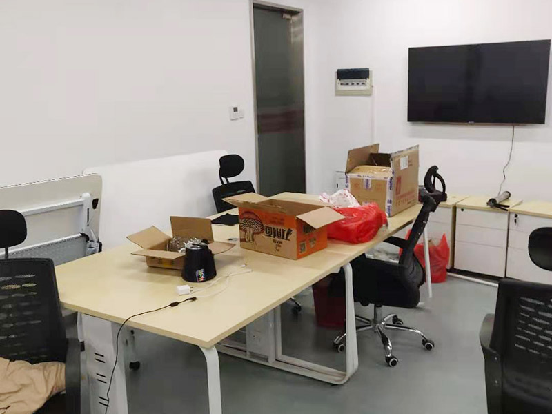 辦公室電路排線改造:首先，要想實(shí)現(xiàn)辦公室電腦和相關(guān)辦公設(shè)備信息接口的連網(wǎng)，并保證其可靈活使用性，使用穩(wěn)定性，臨時(shí)使用性，外觀美觀性。信息點(diǎn)的多少以及以后出現(xiàn)問題能否便于維護(hù)是進(jìn)行辦公室網(wǎng)絡(luò)布線必需要考慮的因此，而辦公室布線作為用戶的最終使用的信息點(diǎn)(信息插座)墻上安放的位置、使用是否方便。 然后是辦公室強(qiáng)弱電線的布置，辦公室里強(qiáng)弱電(電力電源和圖象、數(shù)據(jù)、語(yǔ)音)線路的走向等因素都是規(guī)劃與設(shè)計(jì)的范圍之中，因此辦公室布線網(wǎng)絡(luò)，細(xì)節(jié)決定成敗。 最后是辦公室裝修布線需要滿足各種不同模擬或數(shù)字信號(hào)的傳輸需求。