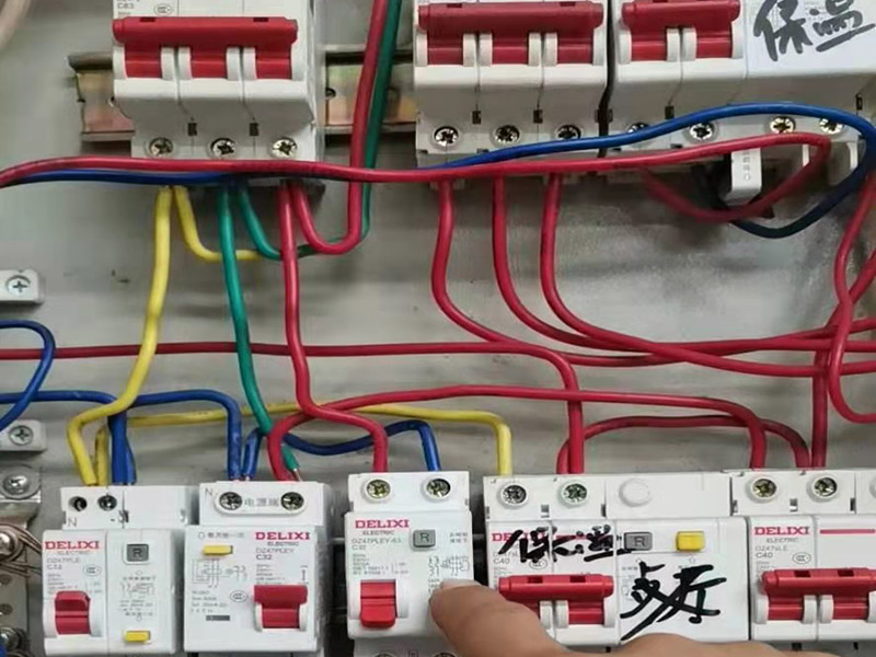 電路改造燈具安裝：開始進(jìn)行房頂?shù)臏y量，進(jìn)行找中就是房間的正中，一般都有房屋基礎(chǔ)留的電線盒，但是他只是大概的中，需要我們進(jìn)行南北東西的測量找出房頂?shù)恼小艟叩墓潭ǖ鬃闹行呐c房頂找的中心重合，然后底座固定的點(diǎn)位就是固定螺栓的點(diǎn)位，然后打眼，打眼現(xiàn)在一般的重的燈（超過10斤）/客廳燈用鐵膨脹螺栓10號轉(zhuǎn)頭打眼；如果是比較輕的燈用塑料脹管即可8號轉(zhuǎn)頭打眼。將電線與頂上的電線接上，然后試一下效果，可以得話，將底座固定好后，將燈掛上完成。