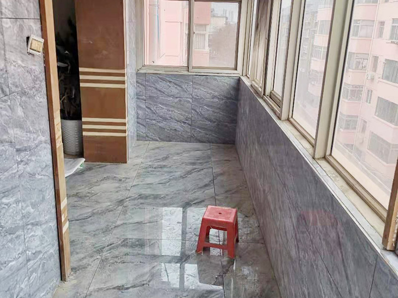 全屋瓷磚鋪貼：首先應(yīng)除去基層表面的污垢，油漬，浮灰;除去基層上所有涂料層，膩?zhàn)訉?如果基層未能達(dá)到平整度要求，需對(duì)基層進(jìn)行預(yù)先的找平處理。鋪貼瓷磚前需事先找好垂直線，以此為基準(zhǔn)鋪貼的瓷磚高低均勻、垂直美觀;此外，施工前在墻體四周需彈出標(biāo)高控制線，在地面彈出十字線，以控制地磚分隔尺寸。加水后將粘結(jié)劑漿料攪拌至潤(rùn)滑均勻，無(wú)明顯塊狀或糊狀結(jié)塊，攪拌后的漿料靜置5-10分鐘后再稍加攪拌1-2分鐘即可使用。將瓷磚平整地鋪貼在基層上，使用橡膠錘將瓷磚拍實(shí)鋪平。施工過(guò)程中，可小幅度轉(zhuǎn)動(dòng)瓷磚，使?jié){料與瓷磚背面充分接觸。