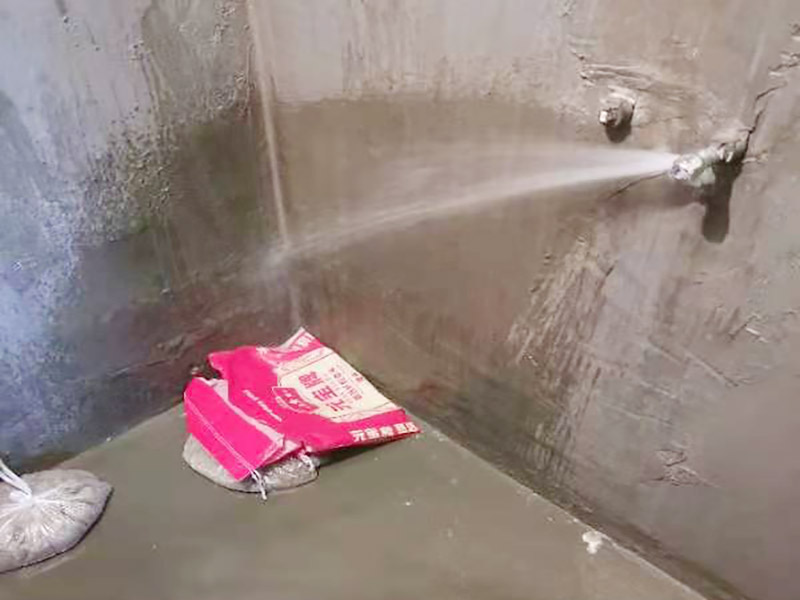 浴室防水閉水試驗(yàn)：閉水試驗(yàn)也叫蓄水試驗(yàn)，要放滿水，水要有足夠容積。 蓄水試驗(yàn)的蓄水深度應(yīng)不小于20毫米，蓄水高度一般為30～40毫米，蓄水時(shí)間不得低于24小時(shí)，移步樓下，觀察樓下樓頂有無(wú)漏水現(xiàn)象，無(wú)漏水現(xiàn)象視為合格。 一般在屋面、衛(wèi)生間或有防水要求的房間做此試驗(yàn)。蓄水試驗(yàn)的前期每1小時(shí)應(yīng)到樓下檢查一次，后期每2～3小時(shí)到樓下檢查一次。若發(fā)現(xiàn)漏水情況，則應(yīng)立即停止蓄水試驗(yàn)，重新進(jìn)行防水層完善處理，處理合格后再進(jìn)行蓄水試驗(yàn)。