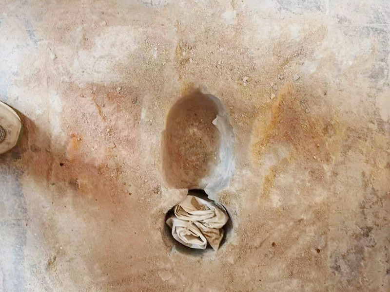 地面蹲便器改馬桶：首先關(guān)閉原先連通蹲便器的水閥，準(zhǔn)備匹配的馬桶和相關(guān)的操作工具。將原本的蹲便器拆卸下來后，注意檢查下水管排水是否通暢，可以簡易的檢驗(yàn)一下，裝滿一桶水倒入下水道觀察水流是否順暢，有無堵塞現(xiàn)象，如果存在堵塞，就必須先進(jìn)行疏通。等到確認(rèn)通暢時(shí)把下水管接長，直到地面足以安裝馬桶。蹲坑改馬桶，先測量下水口圓心至墻的距離。根據(jù)這個(gè)距離買馬桶。