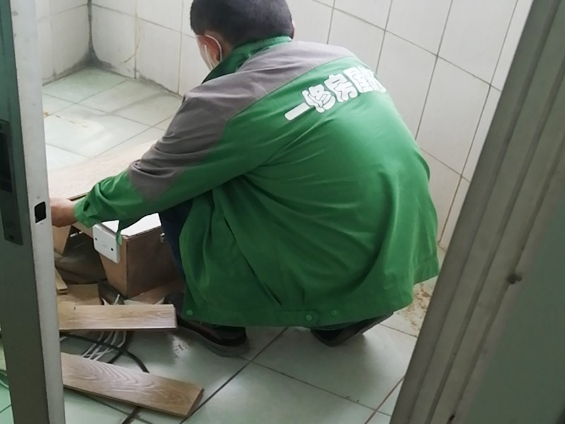 舊廁所拆除裝修：首先，拆除瓷磚時(shí)要用電，而電是從客廳臨時(shí)拉的，為了避免在施工過程中發(fā)生觸電的現(xiàn)象，將電拉進(jìn)衛(wèi)生間內(nèi)。其次，舊房改造拆除瓷磚時(shí)可以用沖擊電鉆，這種工具方便快捷，可自由更換。但在使用前應(yīng)檢查其是否靈活，可以通過空轉(zhuǎn)一分鐘的方法進(jìn)行檢驗(yàn)。用完之后及時(shí)進(jìn)行清理。 磚應(yīng)從下至上進(jìn)行，在施工過程中對地面及時(shí)進(jìn)行處理，以免因垃圾過多從而影響后面的工作。同時(shí)要處理好房內(nèi)的防水層。拆除插座與水龍頭附近的瓷磚時(shí)應(yīng)小心，以免損壞水電設(shè)備。為了加快房屋翻新的進(jìn)度，在拆完衛(wèi)生間瓷磚后應(yīng)立即將現(xiàn)場的雜物處理干凈。