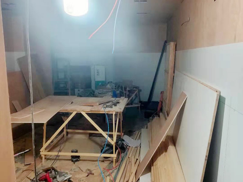 門(mén)店木工施工現(xiàn)場(chǎng):首先應(yīng)該搭建木作施工臺(tái)。木作施工臺(tái)用于板材的切割板，板材的造型，板材的平整度處理等等。門(mén)窗的制作包括門(mén)窗套制作、門(mén)窗制作。要特別注意門(mén)窗扇與框之間的縫隙不能太大，以及門(mén)窗套與門(mén)窗的色差等。木作表層封裝木制品制作完成后，對(duì)其表面進(jìn)行細(xì)節(jié)封裝。木作表層封裝通常就要用到各種各樣的家裝板材，特別注意板材的選購(gòu)。