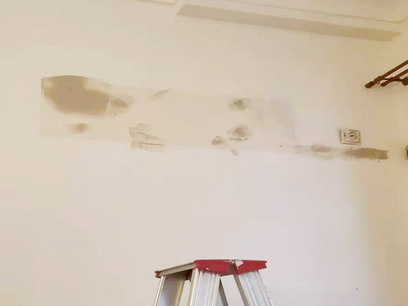 墻面刷新烤燈處理：施工前用塑料保護(hù)膜將室內(nèi)的地板覆蓋、家居包裹、電源插座覆蓋；并用膠帶貼牢。對(duì)基層原有涂層應(yīng)視不同情況區(qū)別對(duì)待：疏松、起殼、脆裂的舊涂層應(yīng)將其鏟除;粘附牢固的舊涂層用砂紙打毛;不耐水的涂層應(yīng)全部鏟除。清除基層表面塵土和其它粘附物。較大的凹陷應(yīng)用聚合物水泥砂漿抹平。并待其干燥。較小的孔洞、裂縫用水泥乳膠膩?zhàn)有扪a(bǔ)。 墻面泛堿起霜時(shí)用硫酸鋅溶液或稀鹽酸溶液刷洗，油污用洗滌劑清洗，最后再用清水洗凈。