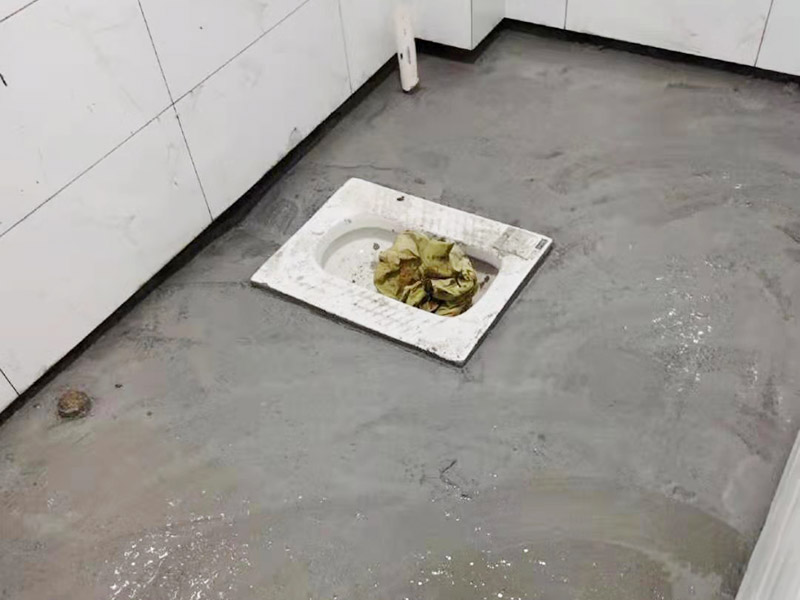 衛(wèi)生間防水找平：鏟除原有的墻磚和地磚，這個(gè)步驟主要是針對(duì)老房二次裝修的，如果是新房可以跳過(guò)這個(gè)步驟，一般使用灰刀就可以，刮板也可以將原有的地磚鏟除掉。衛(wèi)生間的防水通常是水電改完后進(jìn)行的，所以做防水前一定要封堵好下水管道，以免堵塞，小型的水管采用管用螺母封堵，大型的下水管道（如馬桶下水管道）采用pvc纏繞膜進(jìn)行封堵。找平為地面抹灰處理，灰漿水泥和沙子的比例為1:2.5-1:3之間，注意，找平的厚度不要超過(guò)3cm。水平和垂直的誤差要控制在5mm以內(nèi)。 首先墻面將水電改造開(kāi)槽用水泥封堵基層清理，細(xì)部附加層施工，在管根、地漏、陰陽(yáng)角、等容易漏水的薄弱部位均勻涂刷，涂刷防水涂料兩遍，縱向橫向各涂刷一遍，做保護(hù)層，待防水干燥后放水做48小時(shí)閉水試驗(yàn)。