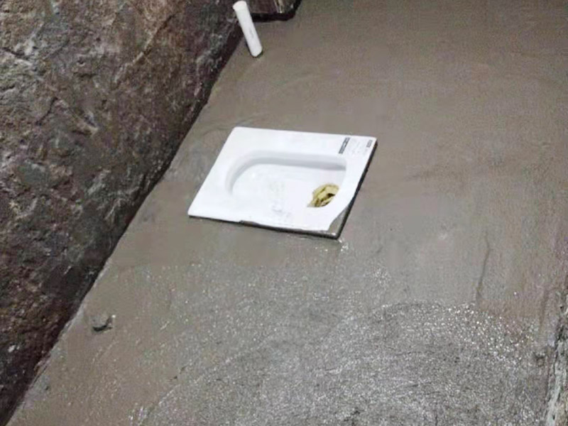 衛(wèi)生間防水找平：鏟除原有的墻磚和地磚，這個(gè)步驟主要是針對(duì)老房二次裝修的，如果是新房可以跳過(guò)這個(gè)步驟，一般使用灰刀就可以，刮板也可以將原有的地磚鏟除掉。衛(wèi)生間的防水通常是水電改完后進(jìn)行的，所以做防水前一定要封堵好下水管道，以免堵塞，小型的水管采用管用螺母封堵，大型的下水管道（如馬桶下水管道）采用pvc纏繞膜進(jìn)行封堵。找平為地面抹灰處理，灰漿水泥和沙子的比例為1:2.5-1:3之間，注意，找平的厚度不要超過(guò)3cm。水平和垂直的誤差要控制在5mm以內(nèi)。 首先墻面將水電改造開(kāi)槽用水泥封堵基層清理，細(xì)部附加層施工，在管根、地漏、陰陽(yáng)角、等容易漏水的薄弱部位均勻涂刷，涂刷防水涂料兩遍，縱向橫向各涂刷一遍，做保護(hù)層，待防水干燥后放水做48小時(shí)閉水試驗(yàn)。