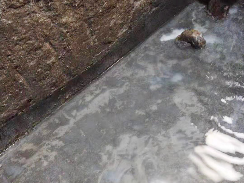 衛(wèi)生間防水找平：鏟除原有的墻磚和地磚，這個(gè)步驟主要是針對(duì)老房二次裝修的，如果是新房可以跳過(guò)這個(gè)步驟，一般使用灰刀就可以，刮板也可以將原有的地磚鏟除掉。衛(wèi)生間的防水通常是水電改完后進(jìn)行的，所以做防水前一定要封堵好下水管道，以免堵塞，小型的水管采用管用螺母封堵，大型的下水管道（如馬桶下水管道）采用pvc纏繞膜進(jìn)行封堵。找平為地面抹灰處理，灰漿水泥和沙子的比例為1:2.5-1:3之間，注意，找平的厚度不要超過(guò)3cm。水平和垂直的誤差要控制在5mm以內(nèi)。 首先墻面將水電改造開(kāi)槽用水泥封堵基層清理，細(xì)部附加層施工，在管根、地漏、陰陽(yáng)角、等容易漏水的薄弱部位均勻涂刷，涂刷防水涂料兩遍，縱向橫向各涂刷一遍，做保護(hù)層，待防水干燥后放水做48小時(shí)閉水試驗(yàn)。