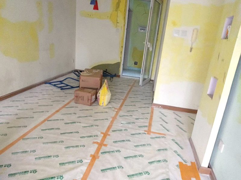 全屋墻面翻新裝修：在墻面翻新前，需要先將舊漆面鏟除干凈，之后在進(jìn)行打磨，將墻面的浮沉雜物都清理干凈。如果墻面有凹凸不平的情況，要先用膩?zhàn)有扪a(bǔ)，如果墻面出現(xiàn)空鼓的現(xiàn)象，也要將整面的墻皮進(jìn)行鏟除，在做后續(xù)的處理?；鶎幼鐾旰螅枰獙⑹┕^(qū)域的家具物件移除，避免在翻新過(guò)程中，使家具受到損傷。 刮膩?zhàn)又埃扔贸咦訖z測(cè)一下墻面的平整度，在施工時(shí)，對(duì)不平整的地方進(jìn)行多次涂刮，修補(bǔ)好不平整的區(qū)域。一般膩?zhàn)庸蝺杀榧纯?，每次膩?zhàn)庸瓮旰笠M(jìn)行打磨，可以讓墻面更加光滑。 膩?zhàn)痈赏负螅賹?duì)墻面進(jìn)行油漆涂刷，底漆要先刷，施工力度要均勻，這樣漆膜厚度也相對(duì)一致，然后開(kāi)始面漆施工，一定要讓漆面自然干透。