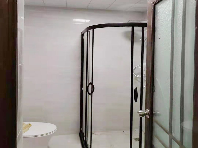 浴室貼磚裝修:把還沒(méi)有涂抹水泥的地磚鋪在地上，把它們敲平，然后在地磚上涂滿水泥，鋪在地面，保持四塊磚的對(duì)角位置對(duì)齊。 鋪瓷磚的順序其實(shí)也是有不少講究的，鋪地磚的時(shí)候應(yīng)該從內(nèi)向外貼，遇到坡度或者有地漏的地方，還要注意排水方向找坡；墻面磚的鋪貼應(yīng)該從下向上進(jìn)行。為了最后的鋪貼效果美觀，最底層的瓷磚要最后貼；墻面磚鋪貼結(jié)束以后還要壓地磚。 這里要注意的是，貼瓷磚的時(shí)候不能一面墻貼到頂，否則由于瓷磚較重容易引起脫落。鋪好了地磚盡量不要去踩。 因?yàn)榇纱u本身有許多小孔，吸水能力強(qiáng)，干燥的瓷磚會(huì)吸干水泥的水分.