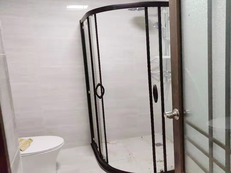 浴室貼磚裝修:把還沒(méi)有涂抹水泥的地磚鋪在地上，把它們敲平，然后在地磚上涂滿水泥，鋪在地面，保持四塊磚的對(duì)角位置對(duì)齊。 鋪瓷磚的順序其實(shí)也是有不少講究的，鋪地磚的時(shí)候應(yīng)該從內(nèi)向外貼，遇到坡度或者有地漏的地方，還要注意排水方向找坡；墻面磚的鋪貼應(yīng)該從下向上進(jìn)行。為了最后的鋪貼效果美觀，最底層的瓷磚要最后貼；墻面磚鋪貼結(jié)束以后還要壓地磚。 這里要注意的是，貼瓷磚的時(shí)候不能一面墻貼到頂，否則由于瓷磚較重容易引起脫落。鋪好了地磚盡量不要去踩。 因?yàn)榇纱u本身有許多小孔，吸水能力強(qiáng)，干燥的瓷磚會(huì)吸干水泥的水分.