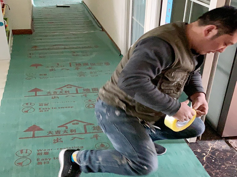 走廊地面成品保護：成品 保護的目的 為加快先進技術與現代管理方法和手段在項目的運用，努力降低成本，提高工程質量，確保全面實現對業(yè)主的承諾。施工現場隨著施工進行，成品保護工作顯得尤為重要，做好成品保護工作，是在施工過程中要對已完工分項進行保護，否則一旦造成損壞，將會增加修復工作，帶來工、料浪費、工期拖延及經濟損失。因此成品保護是施工管理重要組織部分，是保證施工生產順利進行的主要環(huán)節(jié)。