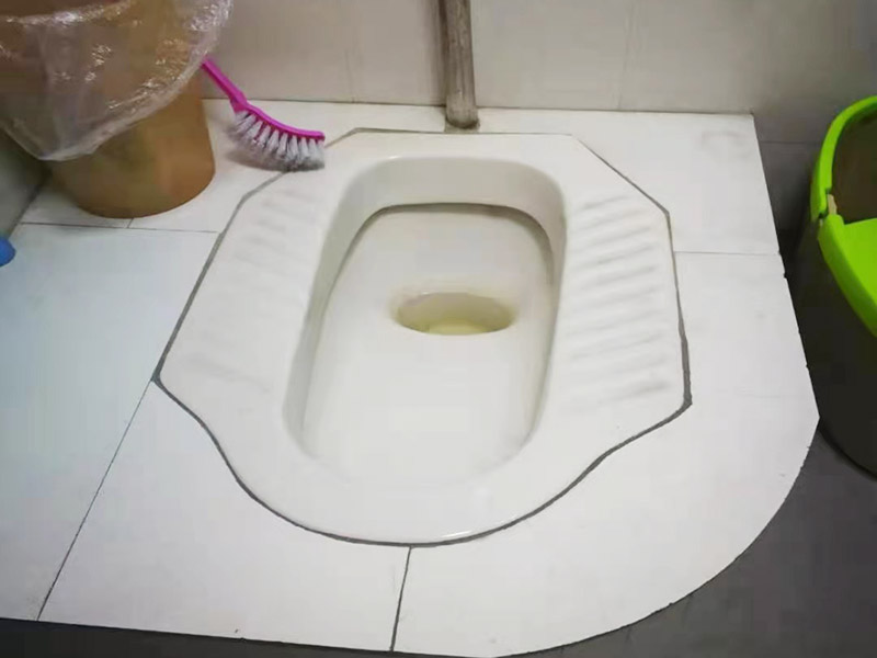 蹲便改坐便地面補(bǔ)瓷磚：干鋪法是將沙子和水泥按照3：1的比例混合后兌少量的水，使水泥和沙子混合到可以用手攥成團(tuán)的黏稠度。將混合好的沙子水泥鋪在地面上，用一個(gè)平板把表面摸平。在瓷磚背面抹上黏稠度非常高的水泥，把瓷磚放到地面上，用橡皮錘敲實(shí)就完成了,主要用于地面瓷磚的鋪裝. 濕鋪法，是將沙子和水泥按照2：1的比例混合后兌水和好，水的量要多一些，使沙子和水泥的黏稠度高一些。然后涂抹到用水浸泡好的瓷磚背面貼到墻面上。濕鋪發(fā)主要應(yīng)用與墻面。