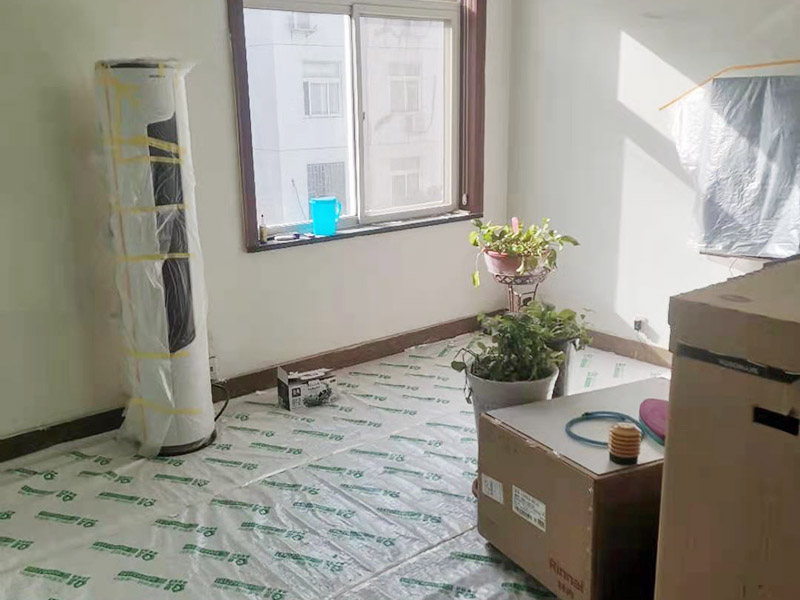 鏟墻皮成品保護(hù)：首先要將墻面全部用水浸濕，一般會(huì)使用滾輪將墻面滾一遍水，在要鏟的地方不斷地滾動(dòng)，這樣大約過十幾分鐘，就開始用鏟子鏟剛才滾濕的地方。要一層一層地鏟，這當(dāng)中可能會(huì)遇到乳膠漆層，或者膠水層，還有膩?zhàn)訉印Ｈ绻龅搅艘恍┓浪佔(zhàn)硬缓门脑捑托枰蚰C(jī)了。