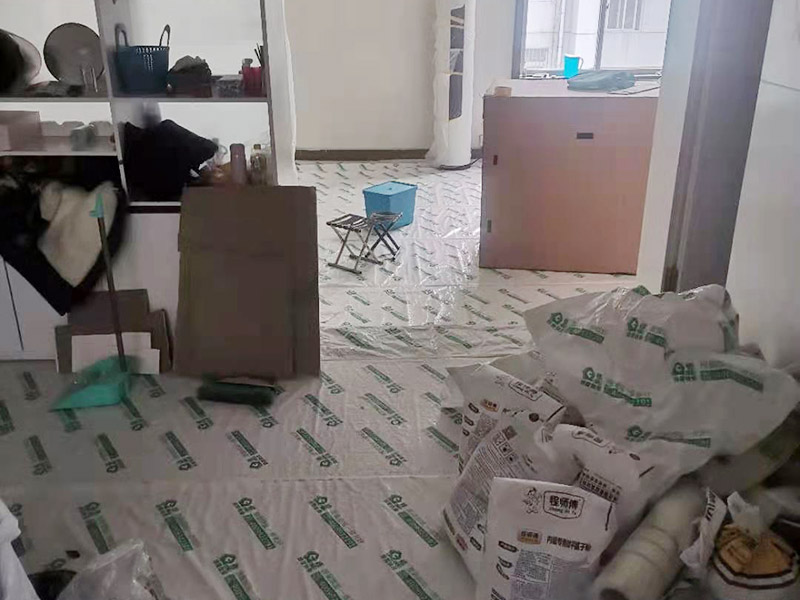 鏟墻皮成品保護(hù)：首先要將墻面全部用水浸濕，一般會(huì)使用滾輪將墻面滾一遍水，在要鏟的地方不斷地滾動(dòng)，這樣大約過十幾分鐘，就開始用鏟子鏟剛才滾濕的地方。要一層一層地鏟，這當(dāng)中可能會(huì)遇到乳膠漆層，或者膠水層，還有膩?zhàn)訉印Ｈ绻龅搅艘恍┓浪佔(zhàn)硬缓门脑捑托枰蚰C(jī)了。