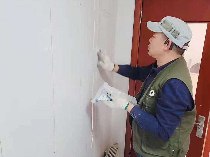 墻磚起翹維修：當(dāng)瓷磚起翹了我們要將其他的瓷磚全部都拆卸下來，并且要保證瓷磚底下的基層干凈干燥，接著根據(jù)相應(yīng)的比例調(diào)和水泥和黃沙。 在攪拌的時候可以利用攪拌泵將兩者攪拌均勻，鋪設(shè)地磚的水泥應(yīng)該要用425以上的水泥沙子，選擇粗紗根據(jù)1:2的比例進行調(diào)配，同時要預(yù)留一毫米的伸縮縫。 接著將攪拌好的材料倒入空格中鋪上一層攪拌好的砂漿，厚度按照周圍的程度為基準(zhǔn)，避免出現(xiàn)鋪設(shè)過高或者過低的情況，最后再將瓷磚放上去，輕輕的壓實，直到和周圍一個高度就行了。