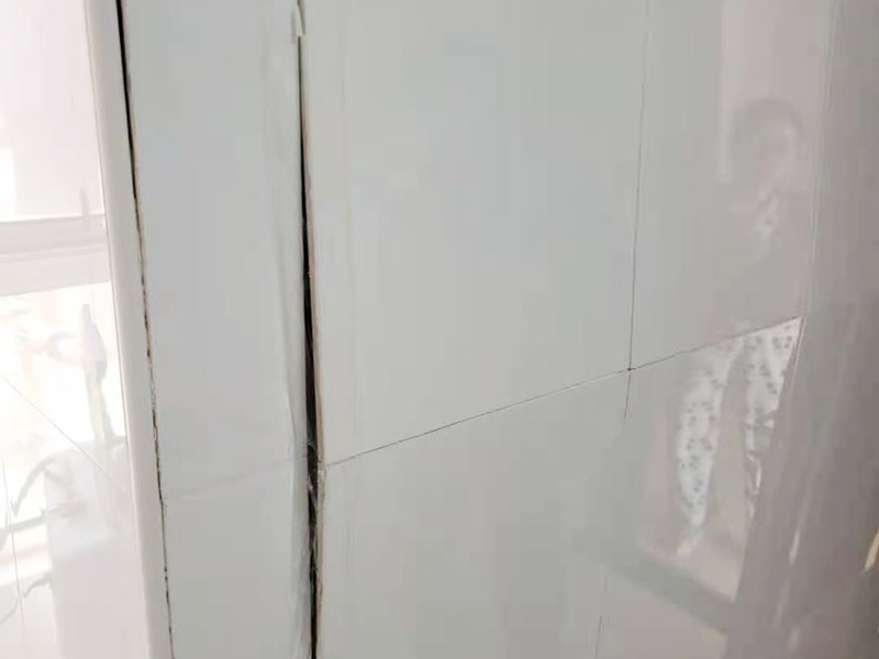 墻磚起翹維修：當(dāng)瓷磚起翹了我們要將其他的瓷磚全部都拆卸下來，并且要保證瓷磚底下的基層干凈干燥，接著根據(jù)相應(yīng)的比例調(diào)和水泥和黃沙。 在攪拌的時候可以利用攪拌泵將兩者攪拌均勻，鋪設(shè)地磚的水泥應(yīng)該要用425以上的水泥沙子，選擇粗紗根據(jù)1:2的比例進行調(diào)配，同時要預(yù)留一毫米的伸縮縫。 接著將攪拌好的材料倒入空格中鋪上一層攪拌好的砂漿，厚度按照周圍的程度為基準(zhǔn)，避免出現(xiàn)鋪設(shè)過高或者過低的情況，最后再將瓷磚放上去，輕輕的壓實，直到和周圍一個高度就行了。